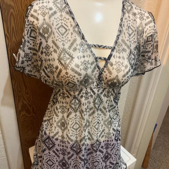 Beach cover up - Picture 2 of 9